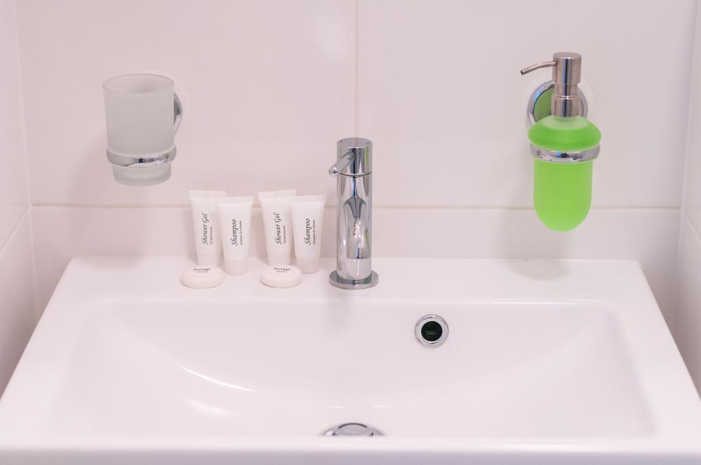 Gosciniec Kasztel U Gostla Otel Murowana Goślina Oda fotoğraf