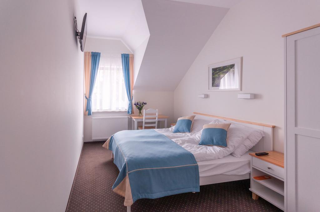 Gosciniec Kasztel U Gostla Otel Murowana Goślina Oda fotoğraf